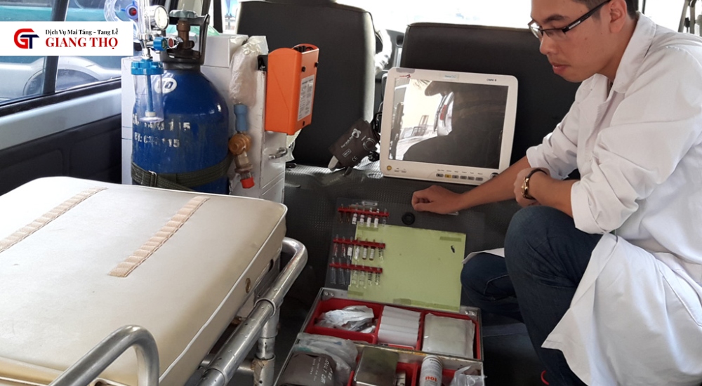 Nhân viên y tế có đi kèm để chăm sóc bệnh nhân