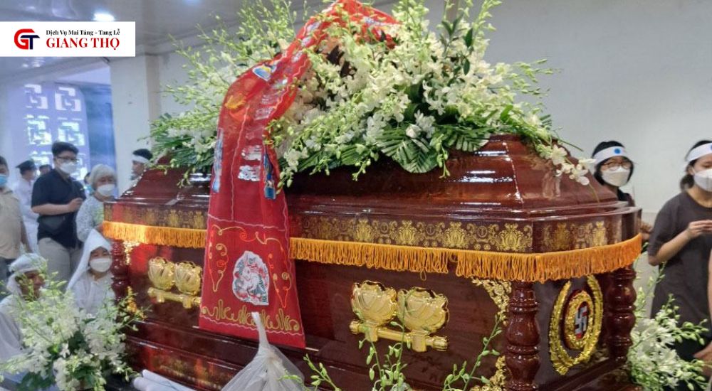 Lễ đường được trang trí ấm cúng với hoa tươi, phông rạp, bàn ghế, ánh sáng phù hợp