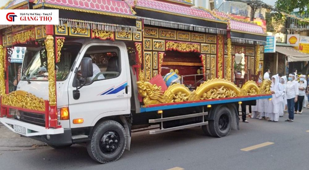 Xe tang, quạt, đèn, rạp, bàn thờ,... được chuẩn bị sẵn sàng theo gói