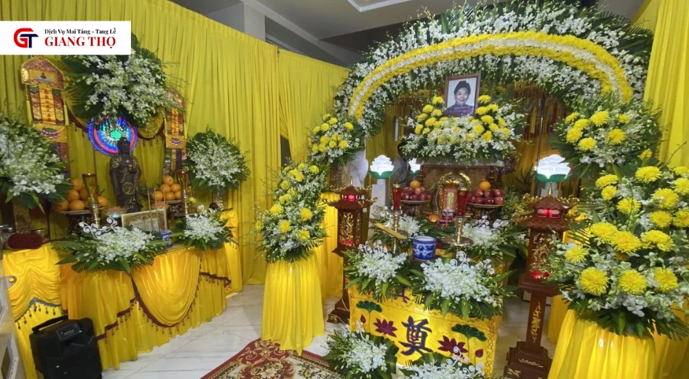 Không gian tang lễ được trang trí nghiêm trang