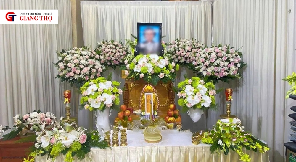 Hoa trên bàn thờ đám tang thể hiện lòng kính trọng và tiễn biệt