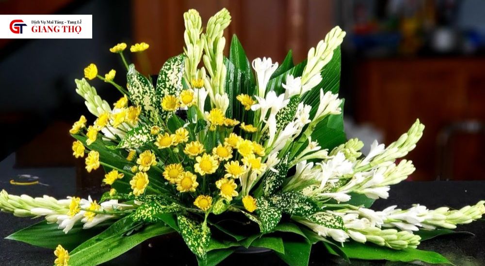 Cúc trắng, huệ trắng và lan trắng là 3 loại hoa dùng để trang trí đám tang