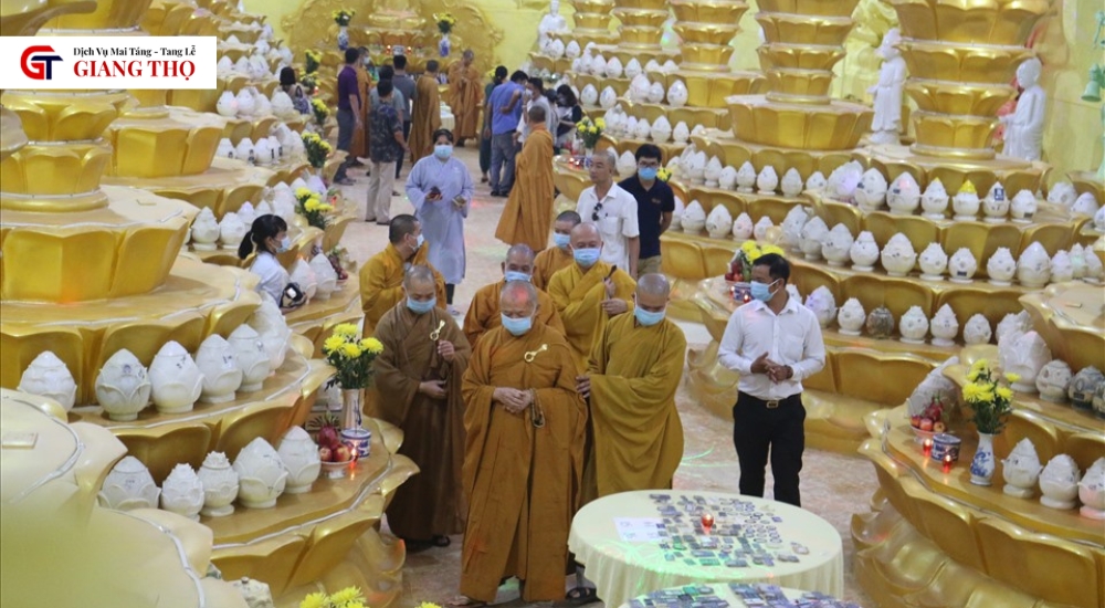 Tro cốt được gửi vào chùa để an vị lâu dài
