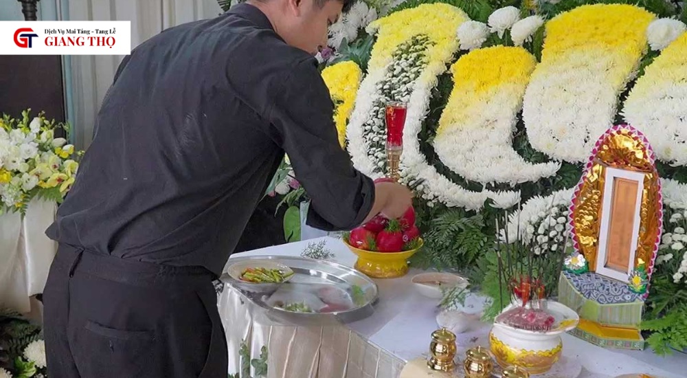 Lễ cúng cơm sau là một phần trong nghi thức an táng