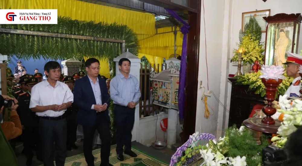Chọn trang phục kín đáo thể hiện sự tôn trọng và nghiêm trang trong tang lễ