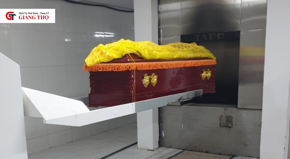 Quan tài được đưa vào lò, nhiệt độ tăng dần từ 700-1000°C