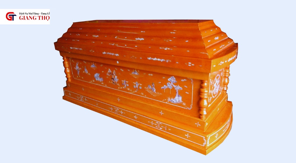 Chuẩn bị quan tài trong lễ động quan truyền thống