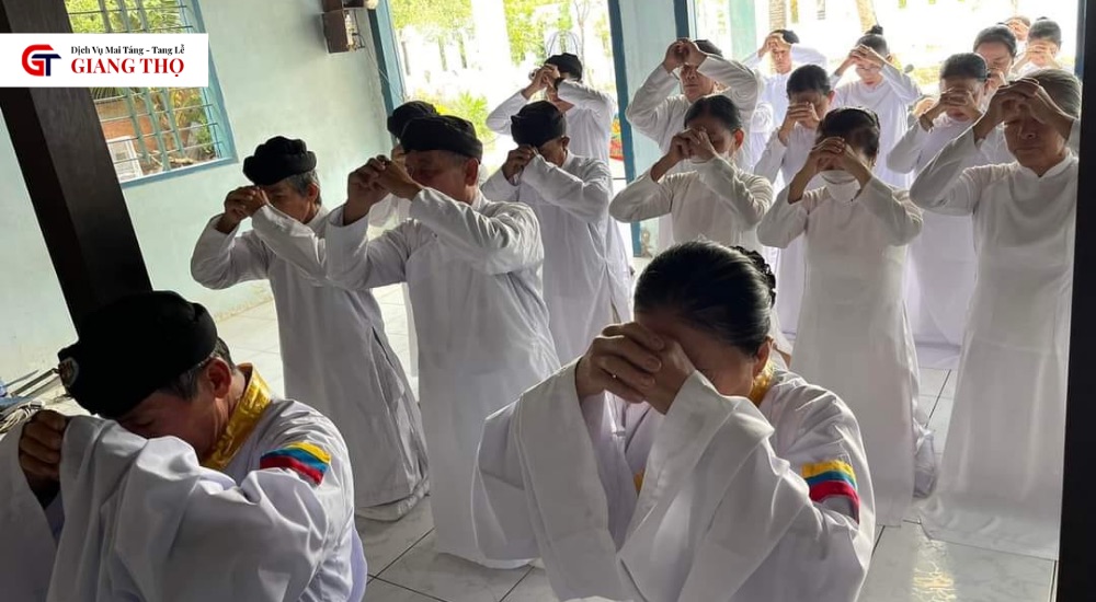 Thượng Sớ Tân Cố là lễ dâng sớ báo tử và cầu siêu