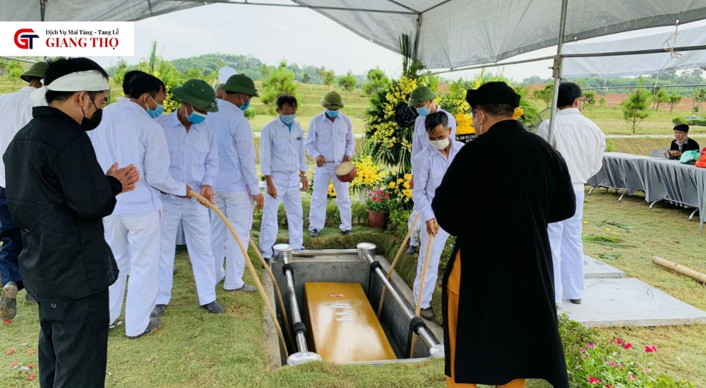 Lễ hạ huyệt diễn ra trang trọng, tiễn biệt lần cuối trước khi rước linh xa về