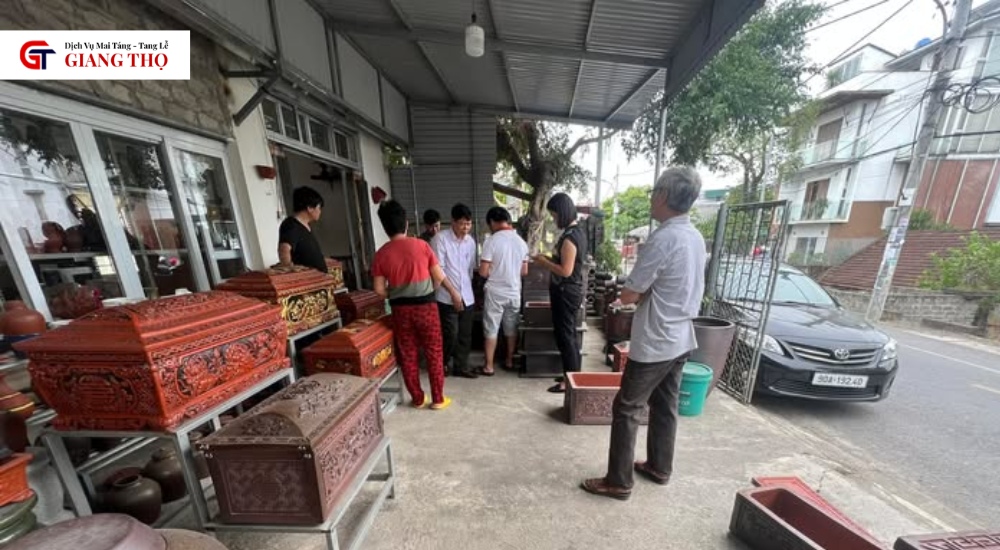 Chuẩn bị quách, tiểu là điều không thể thiếu khi làm lễ bốc mộ