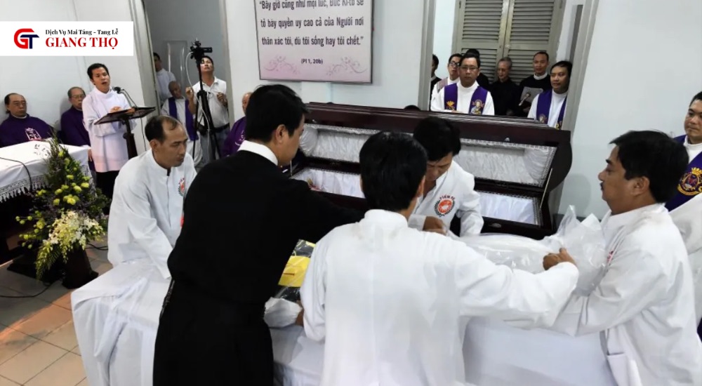 Người có vía nặng hoặc tuổi kỵ nên cân nhắc trước khi dự đám tang