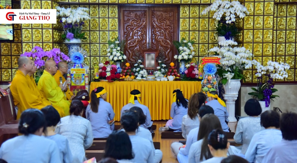 Gia đình mời thầy chùa về cúng lễ tuần đầu để buổi lễ trang nghiêm và đúng nghi thức