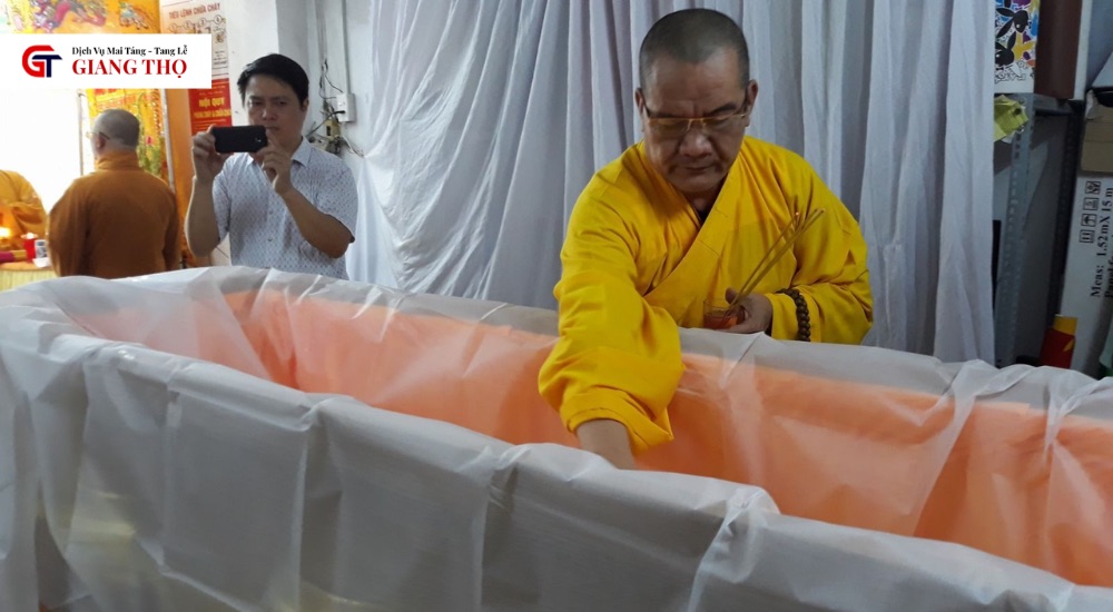 Nghi thức nhập liệm là quá trình đưa thi thể vào quan tài, thể hiện sự kính trọng và tiễn biệt người đã khuất