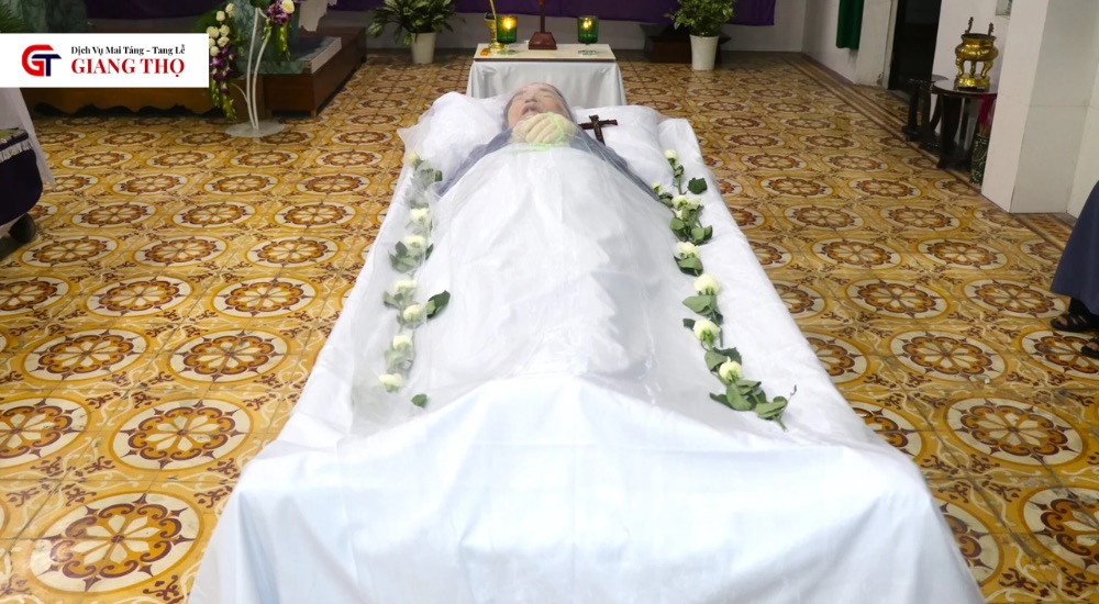 Thi hài được quấn vải trắng và phủ tạ quang để giữ kín và trang nghiêm