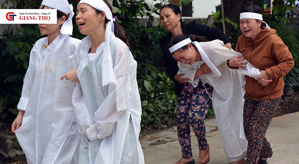 Cha mẹ đeo khăn tang trắng khi con mất, thể hiện nỗi đau và lòng thương tiếc sâu sắc