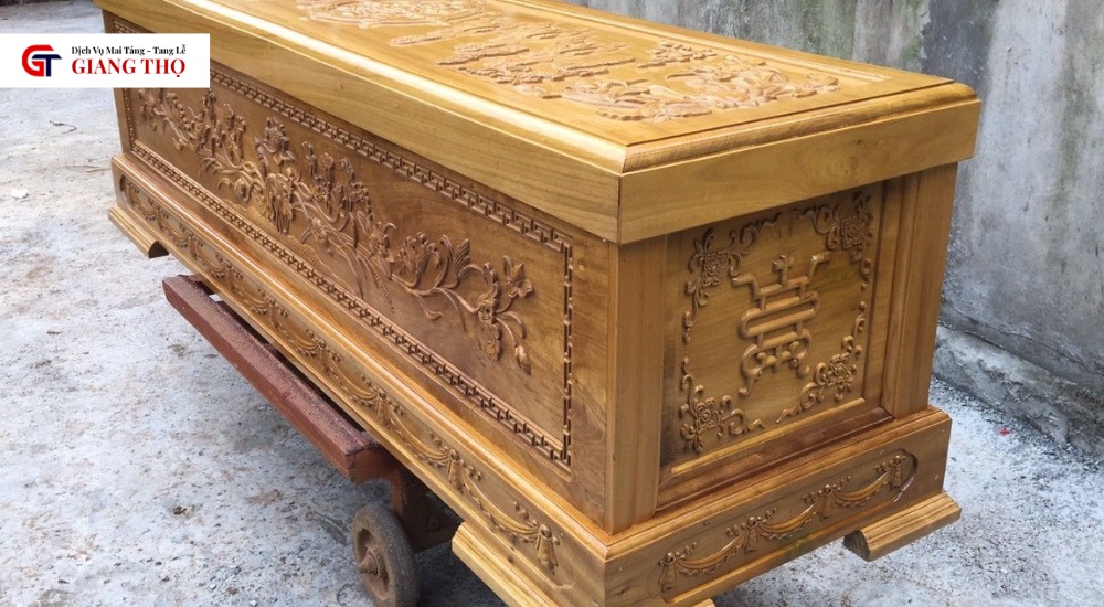 Kích thước quan tài chuẩn dài 180cm x rộng 40cm (lọt lòng), phủ bì dài 198cm x rộng 58cm