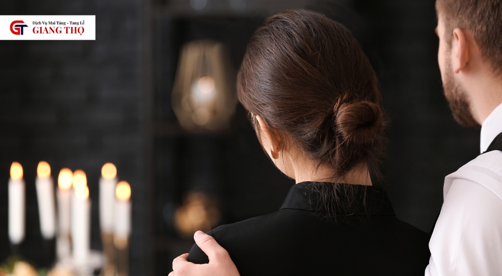 nên tổ chức tang lễ tại nhà hay nhà tang lễ