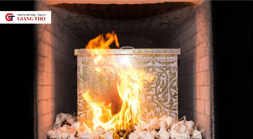 Quan tài được làm bằng MDF giúp giảm thời gian hỏa táng, đồng thời tiết kiệm chi phí vận hành