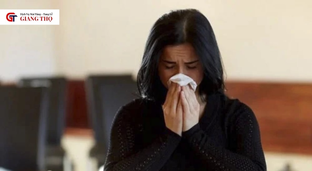 Tránh nước mắt rơi vào người mất để tránh quỷ nhập tràng