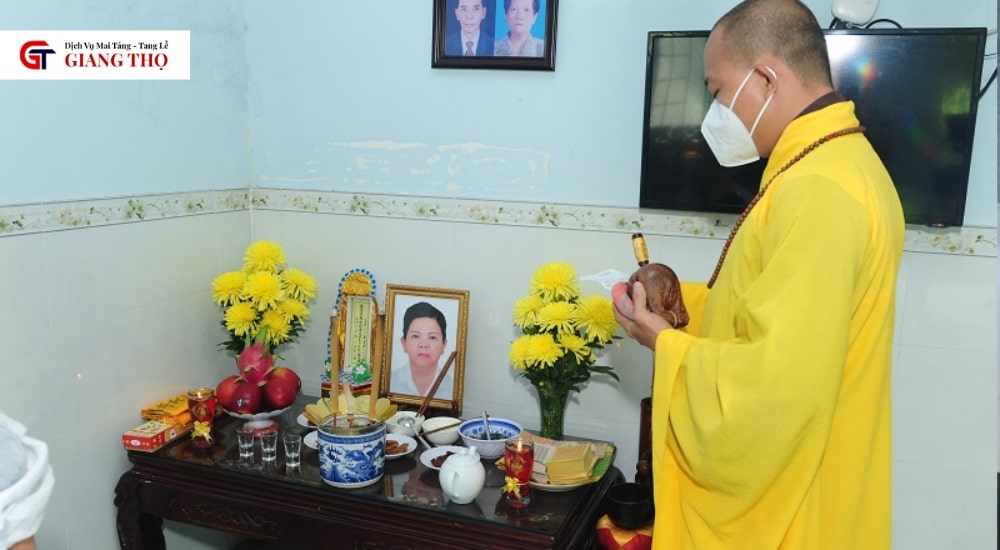 Gia đình cúng sau tang lễ để giúp vong linh siêu thoát cõi lành