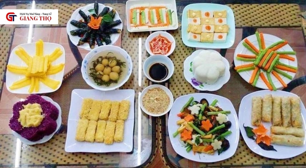 Con cháu dâng cơm Hiến Thực thể hiện sự chăm sóc hằng ngày