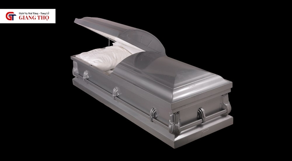 Quan tài màu xám thể hiện giản đơn nhưng vẫn đảm bảo nghi thức trang trọng